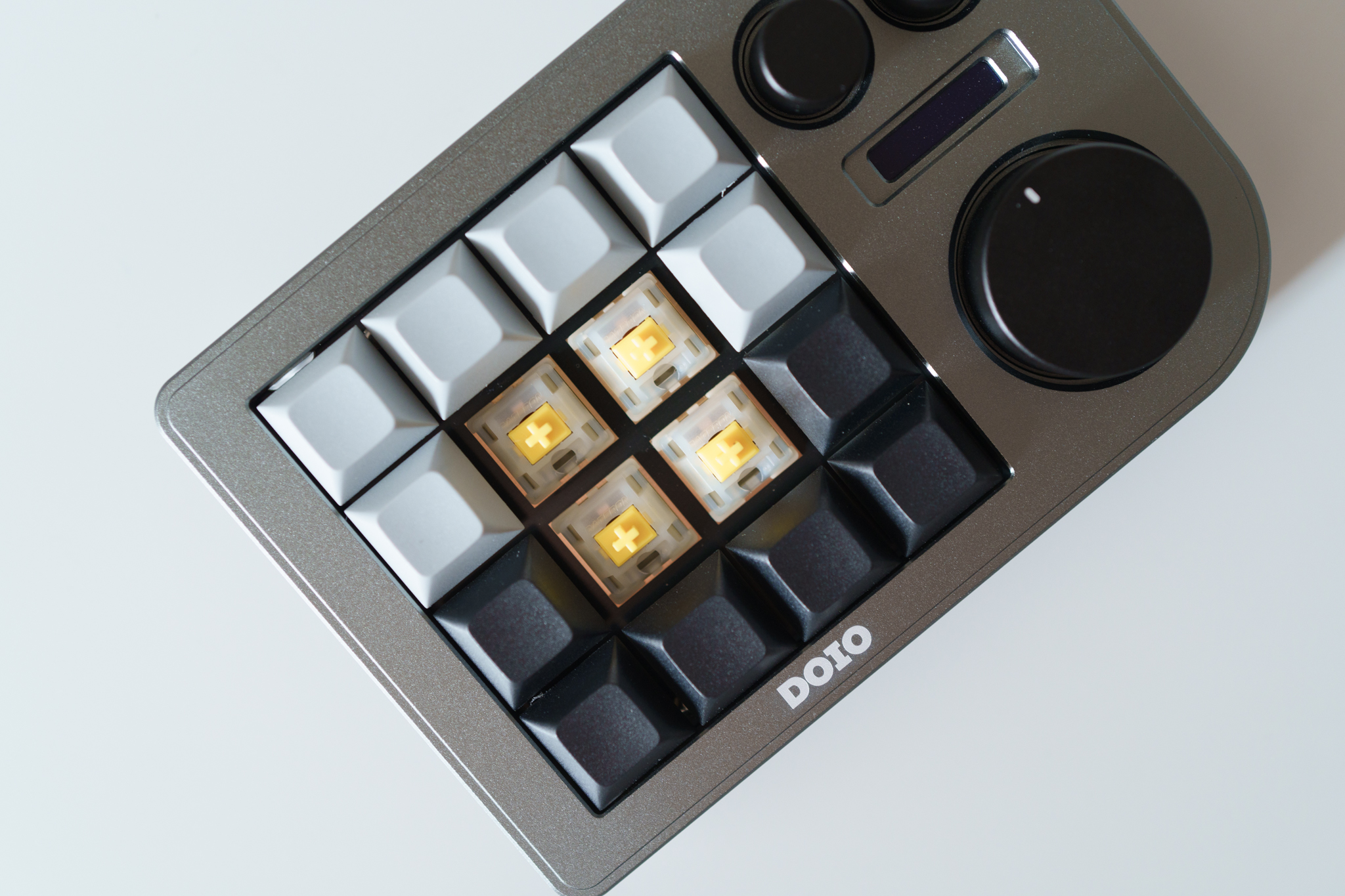 DOIO KB16 レビュー：1万円で買えるガスケットマウント搭載、ホットスワップ対応の多機能マクロパッド