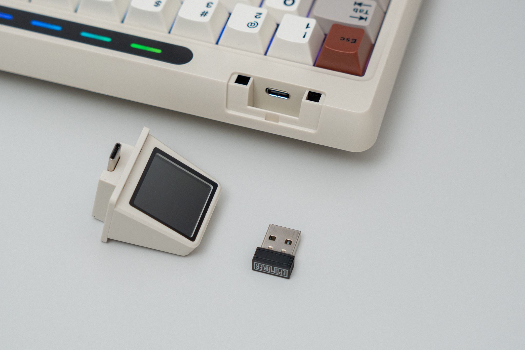 EPOMAKER RT65 レビュー：ミニディスプレイ＆ジョイスティック搭載のレトロデザインキーボード