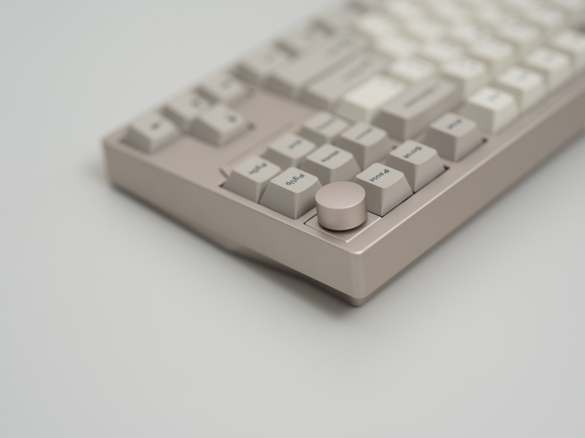 EPOMAKER P87 レビュー：洗練されたアルミニウムケースが美しい、コトコト打鍵感のメカニカルキーボード