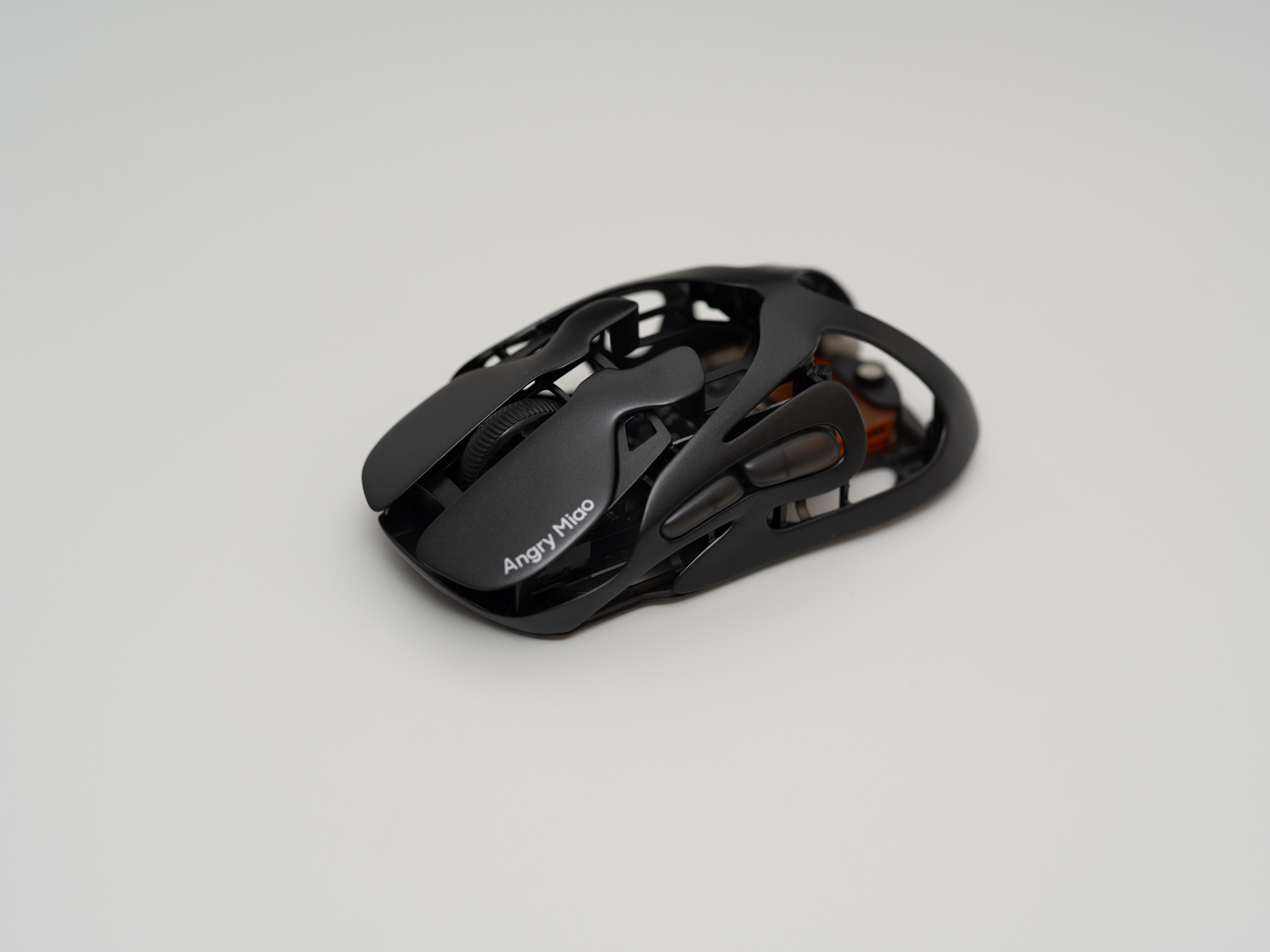 Angry Miao AM INFINITY MOUSE レビュー：ホットスワップ式バッテリーを搭載した超軽量マグネシウムマウス
