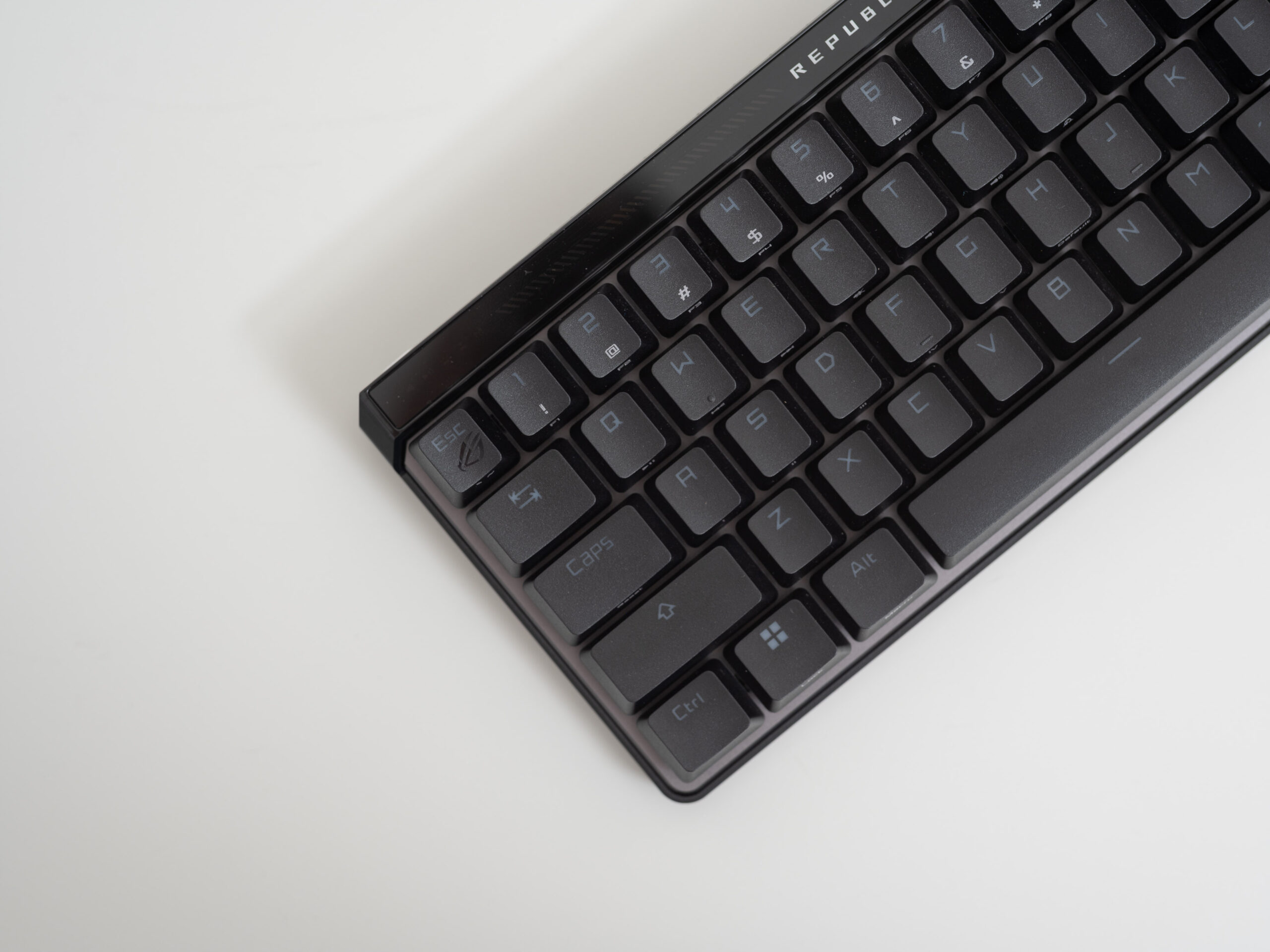 ASUS ROG Falchion Ace HFX レビュー：タッチパネル搭載＆打鍵感に優れた多機能ラピッドトリガーキーボード