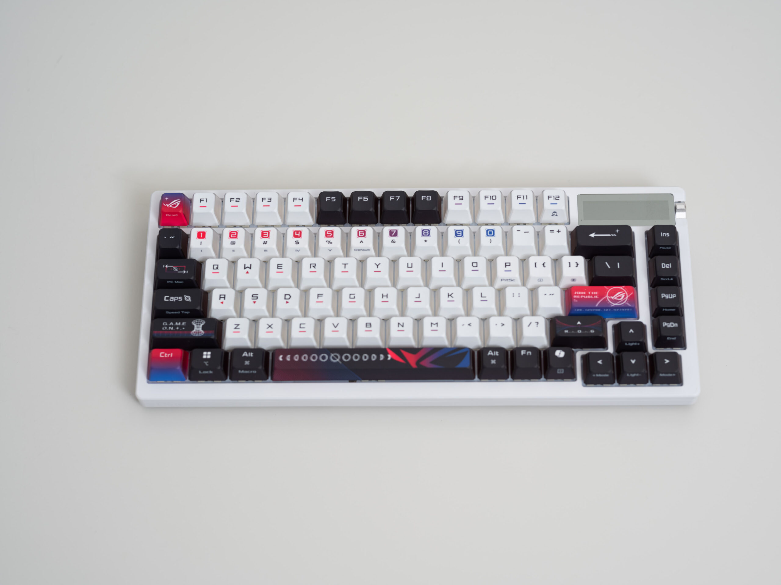 ASUS ROG Azoth X レビュー：恒星をテーマにした3面透過のキーキャップ、有機ELディスプレイを搭載したカスタムゲーミングキーボード