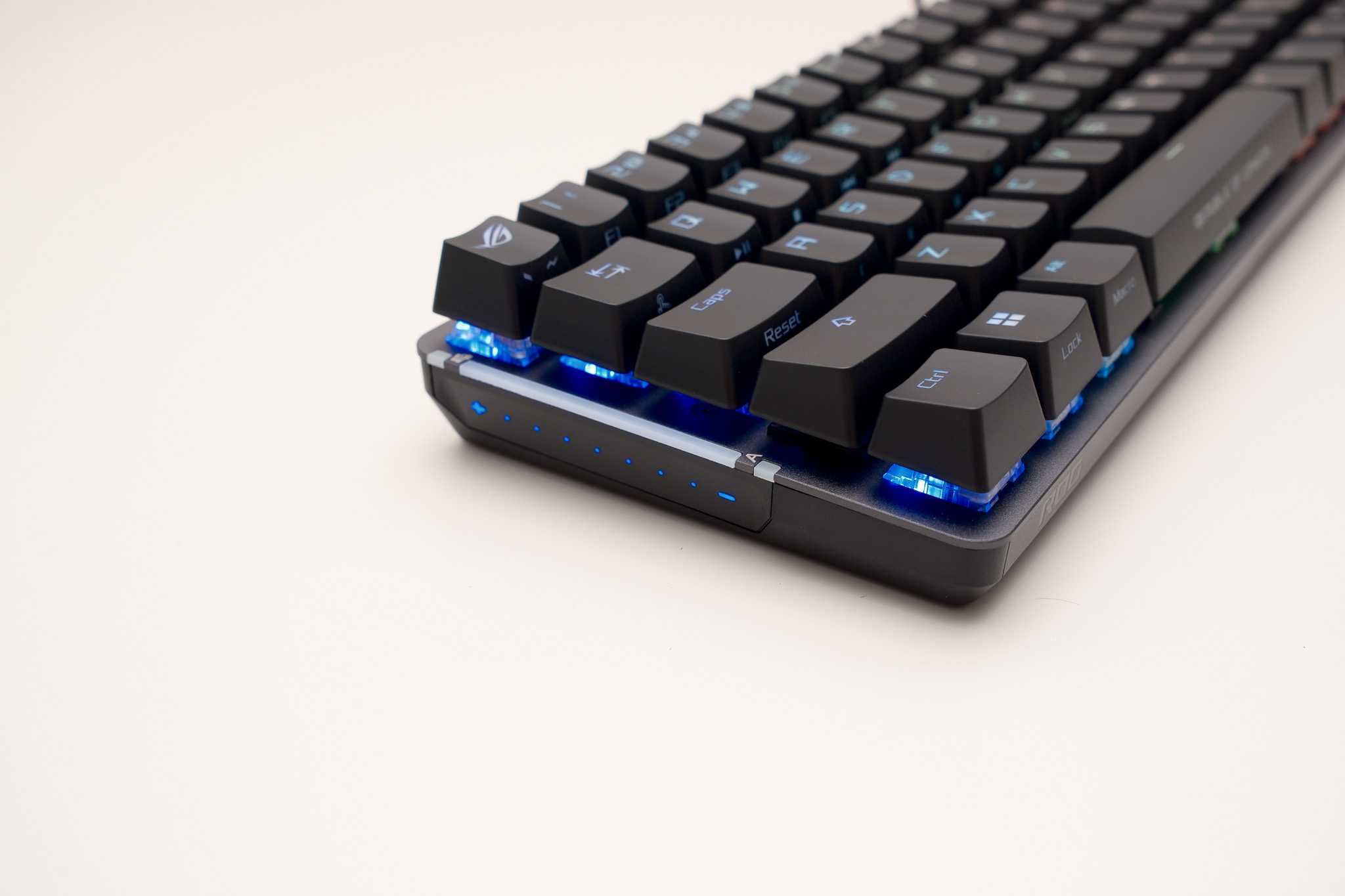 ASUS ROG Falchion Ace レビュー：優れた打鍵感と機能性を兼ね備えた65％コンパクトキーボード