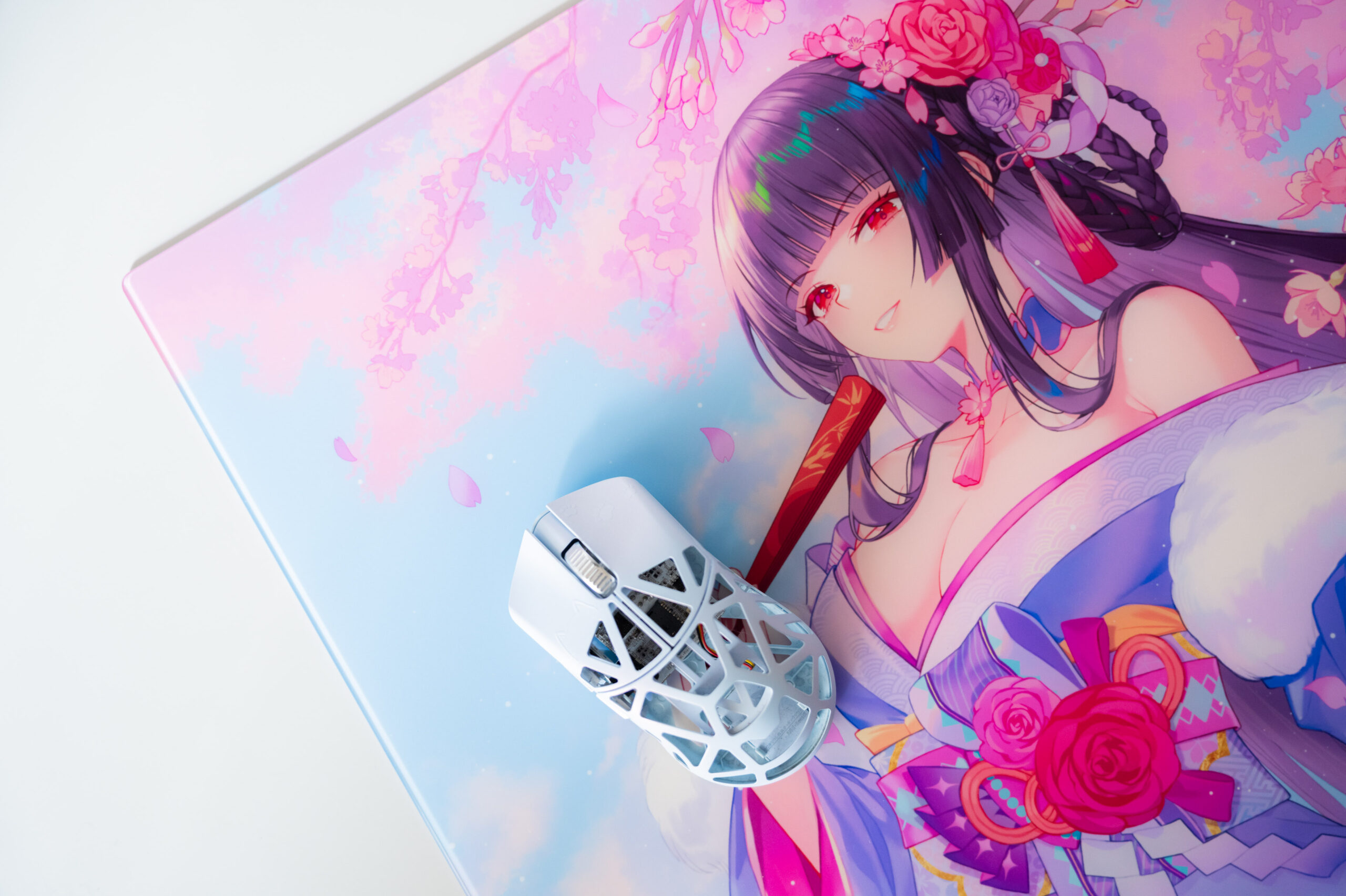 KIBU Gear 桜華 レビュー：『雀魂』『アズールレーン』のイラストレーター描き下ろし、鮮やかなイラストとなめらかな滑走感を備えた日本500枚限定ガラスマウスパッド